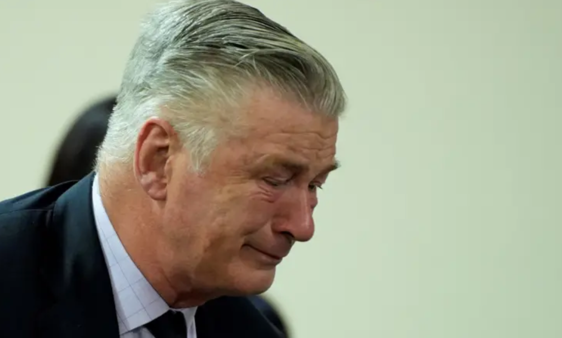 Alec Baldwin rompe en llanto al anularse el juicio en su contra